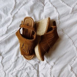 Minnetonka frayed tan wedges
